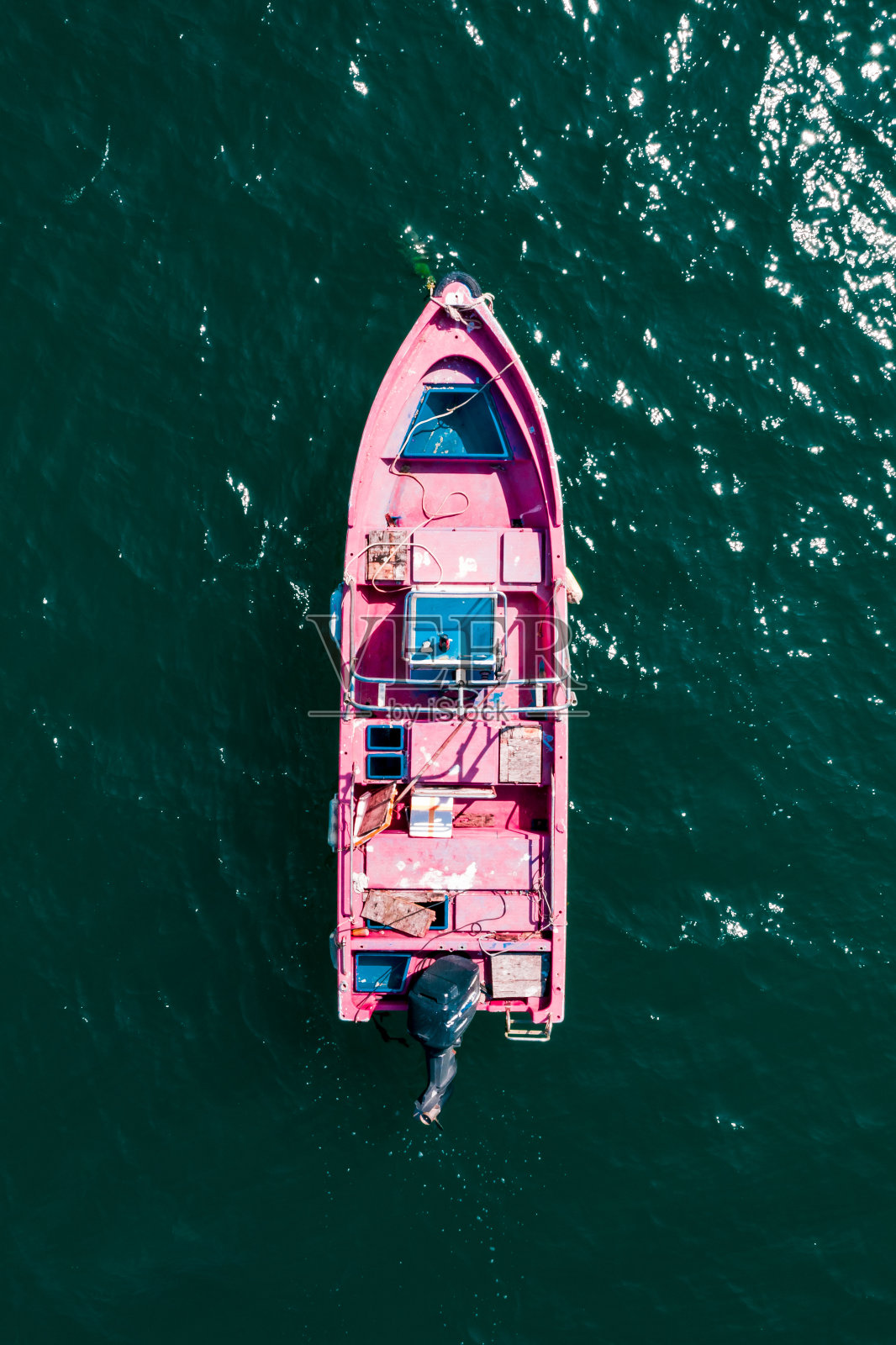 船停泊在海滩上照片摄影图片