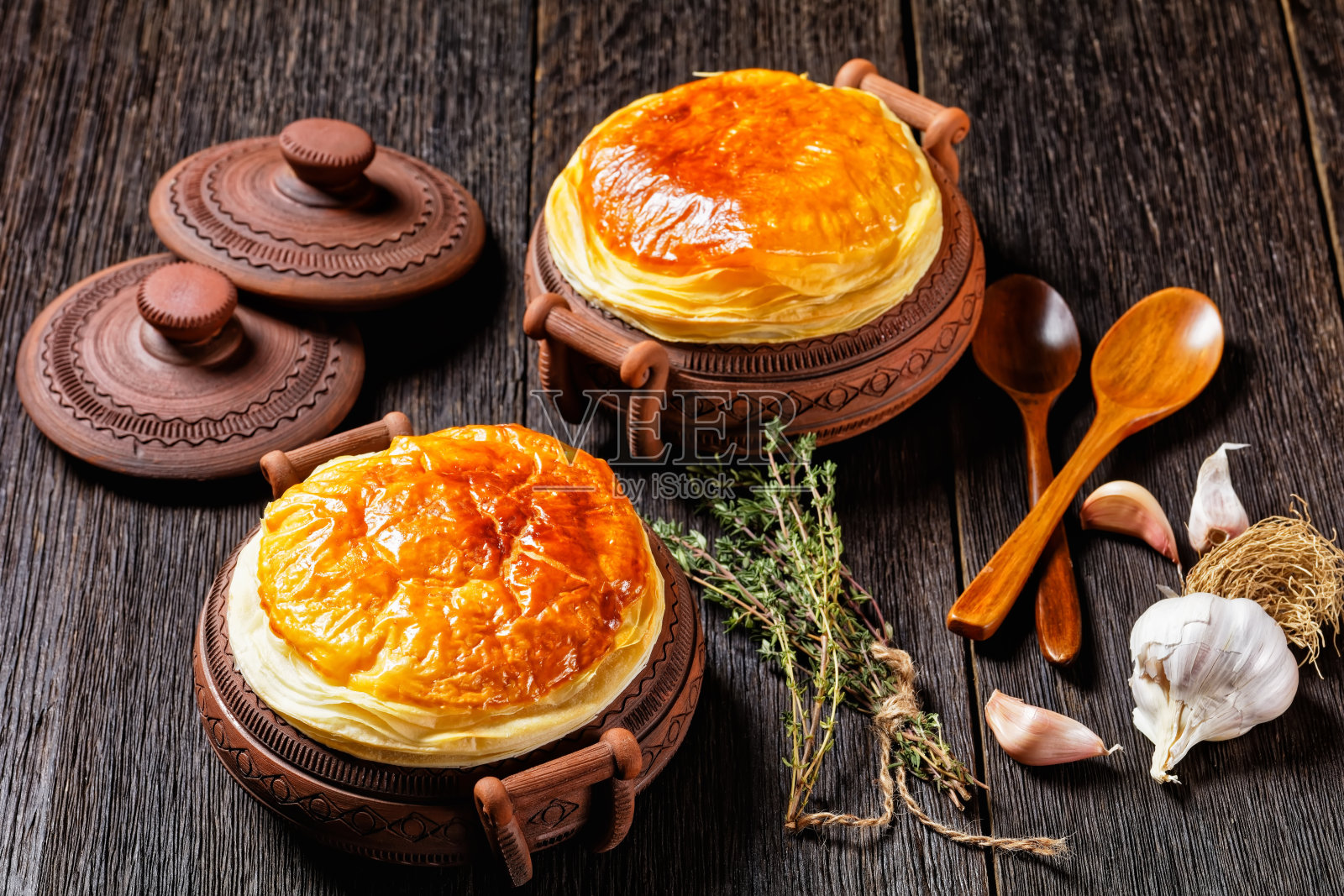 鸡煲派在土制陶罐上放在木桌上,配以木勺,百里香,香料,从上往下看,英式美食照片摄影图片