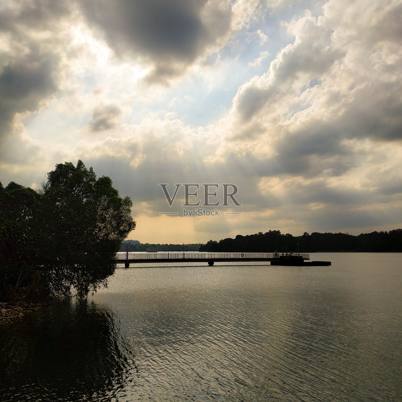 当地水库晴朗多云的天空照片摄影图片