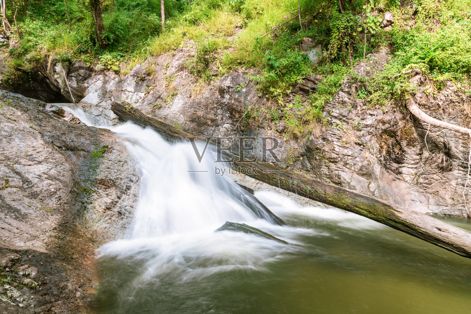 美丽的瀑布,在泰国南邦的Chae Son国家公园的热带森林照片摄影图片