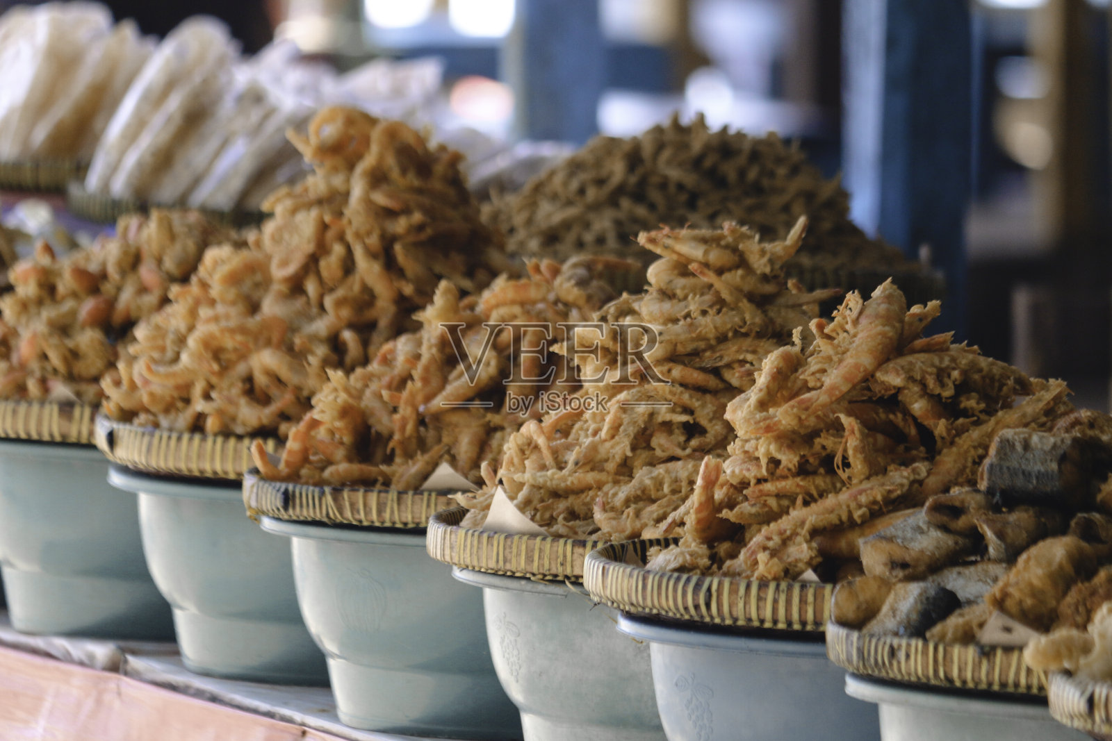 印尼Gunung Kidul市一条街上的炸虾。照片摄影图片