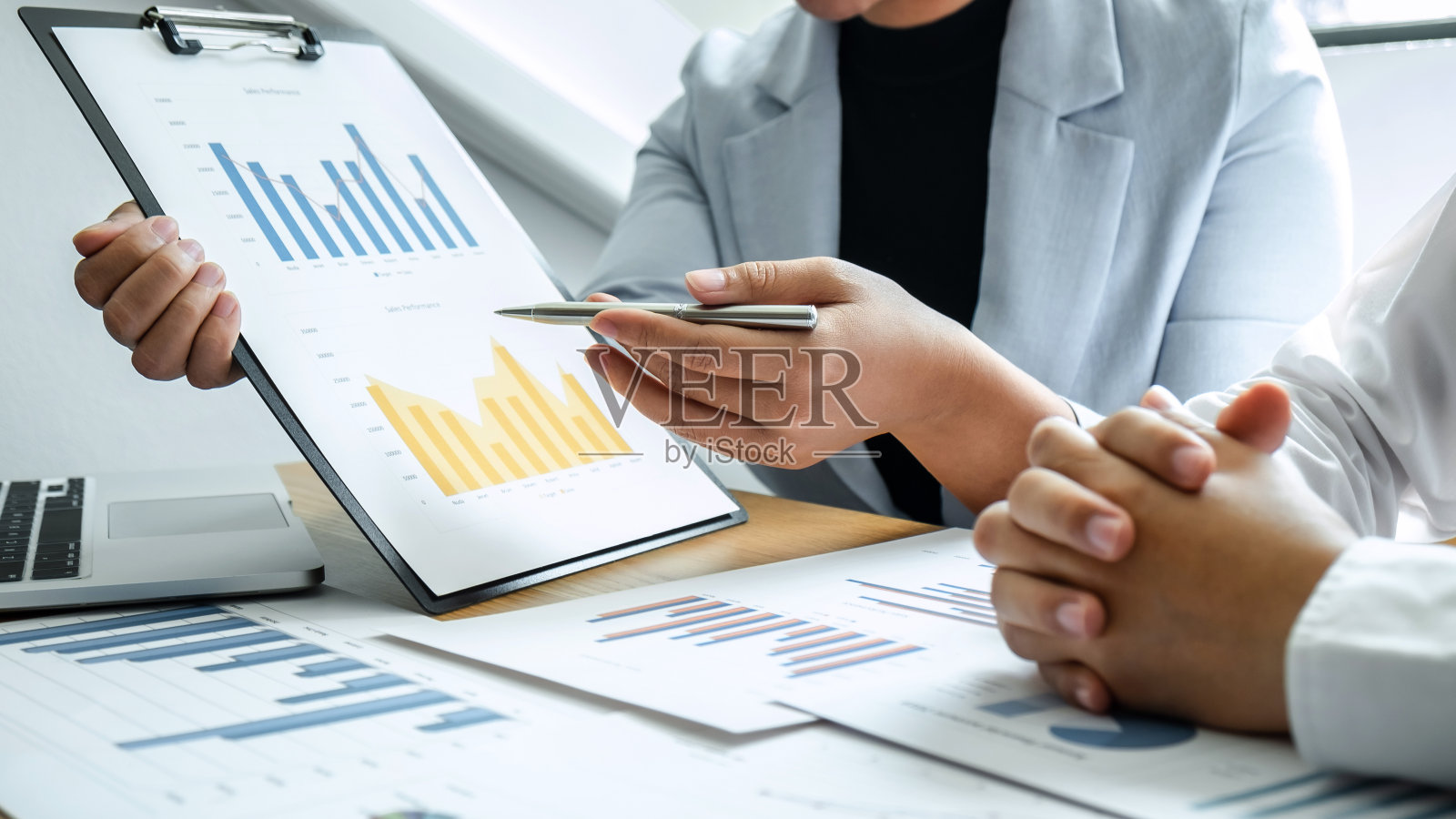 两个业务合作伙伴团队在会议上讨论投资思路、市场营销策划和财务项目,以及制定业务策略以实现利润增长照片摄影图片