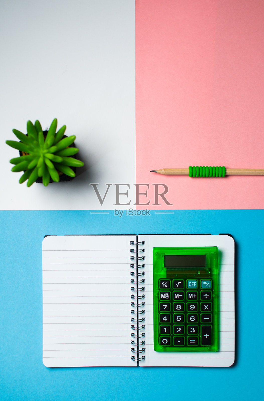 有咖啡杯的工作台照片摄影图片