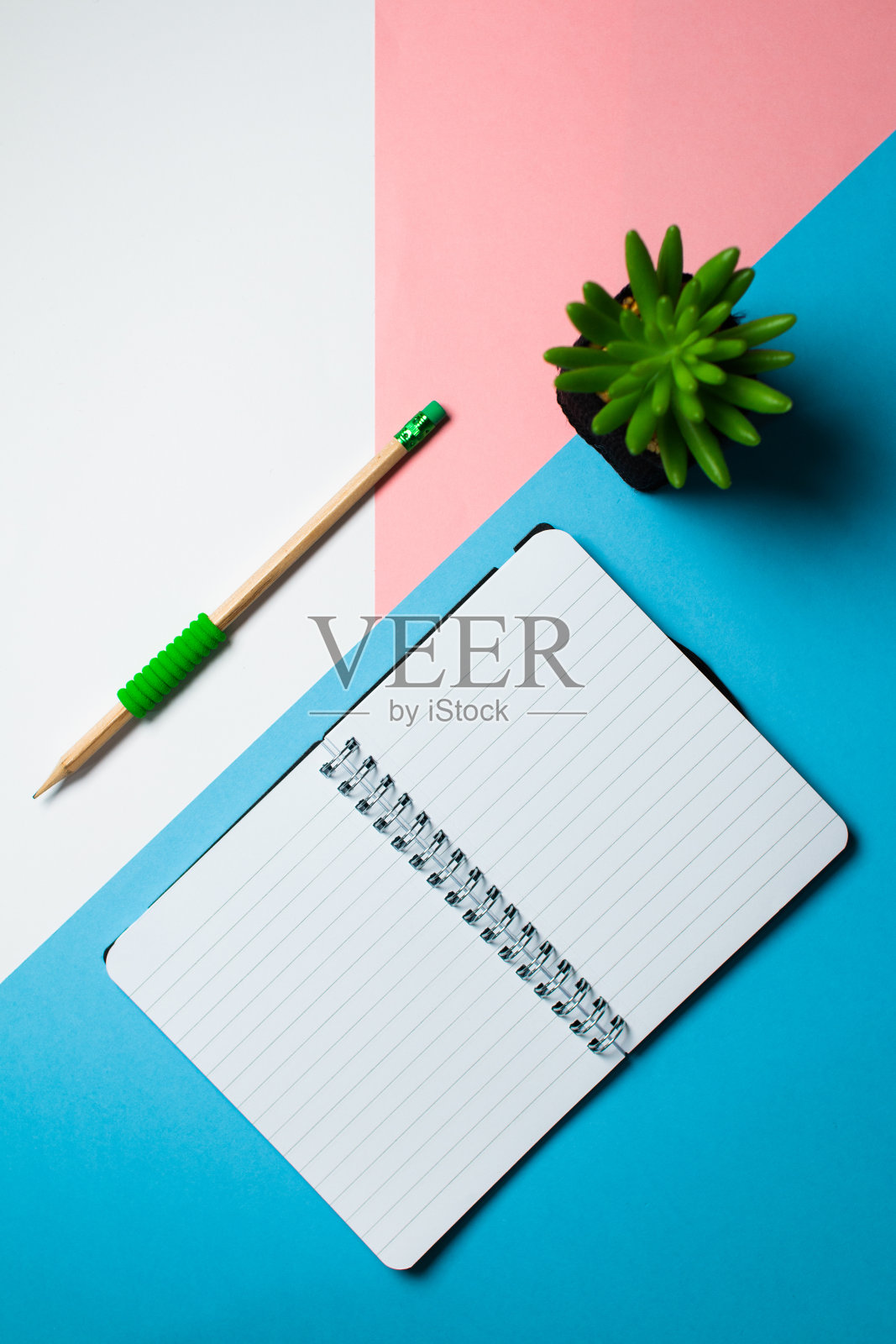 有咖啡杯的工作台照片摄影图片