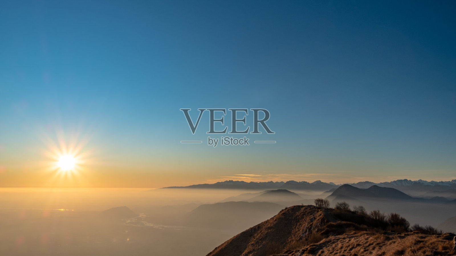 弗里利-威尼斯朱利亚的高山山顶上的冬日日落照片摄影图片