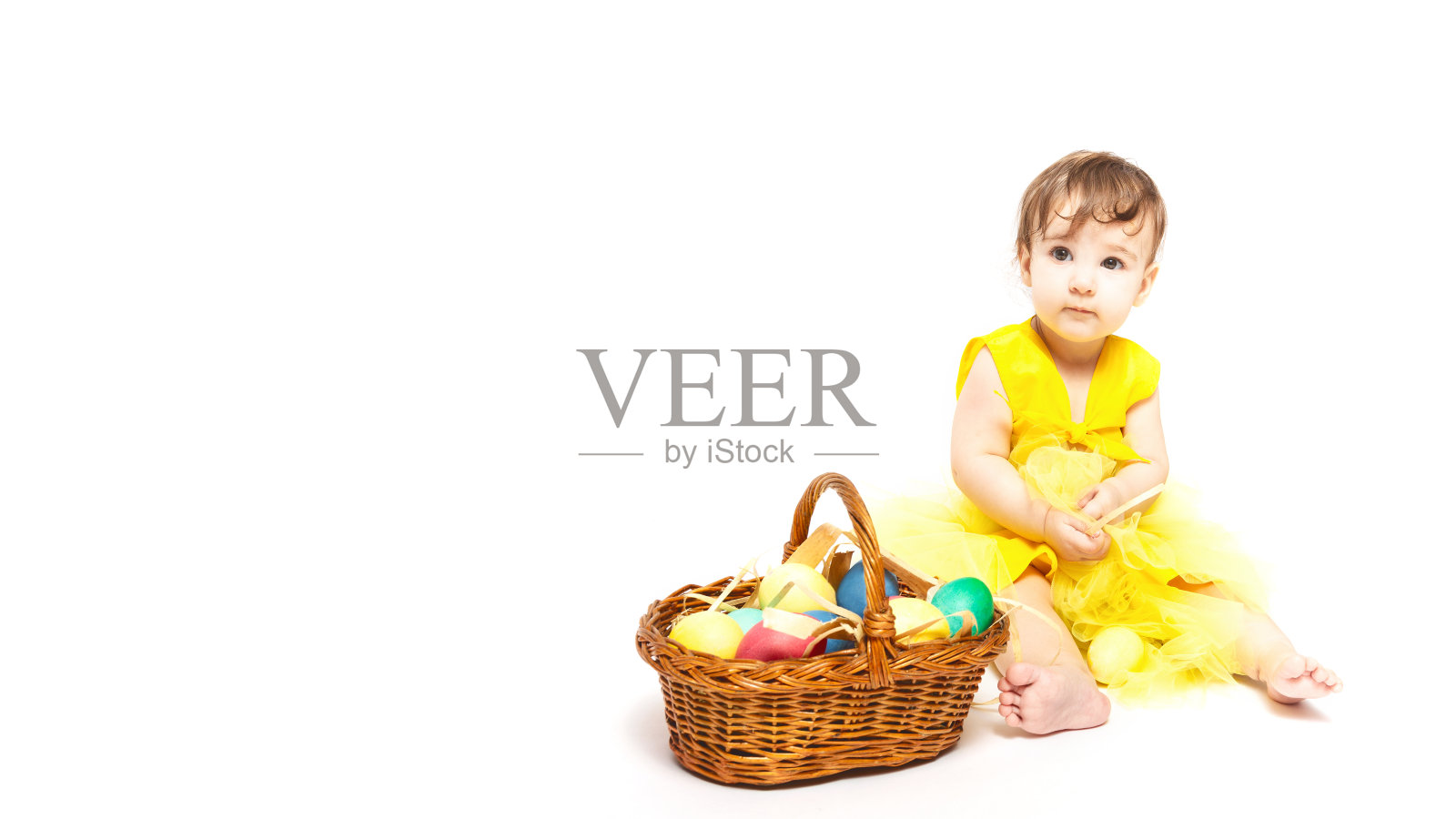 复活节那天穿着黄色连衣裙的小女孩照片摄影图片