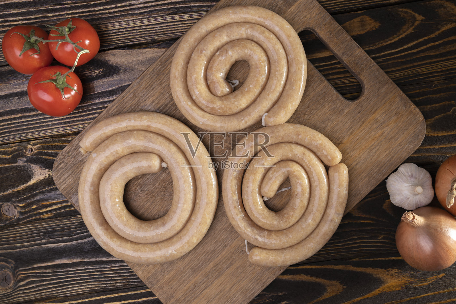 自制的鸡肉香肠,俯视图。新鲜的香肠放在砧板上照片摄影图片