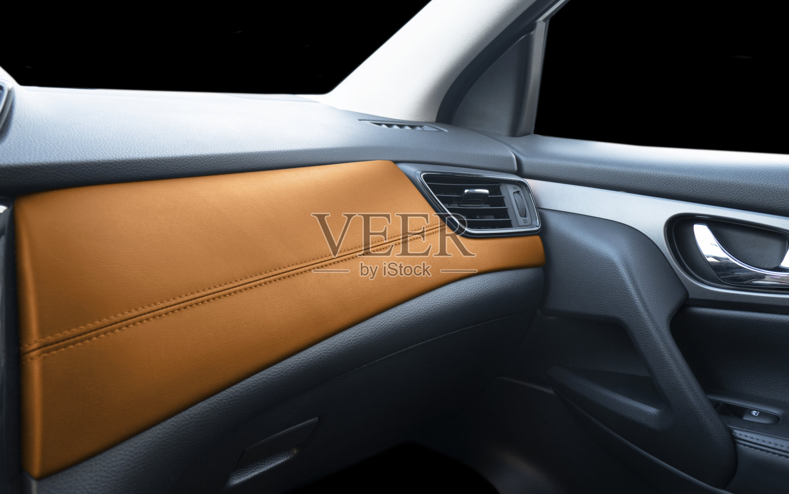 棕色豪华现代汽车内饰。方向盘,变速杆和仪表盘。现代汽车内饰的细节。自动装置。在昂贵的汽车上的部分橙色皮革座椅与缝线照片摄影图片