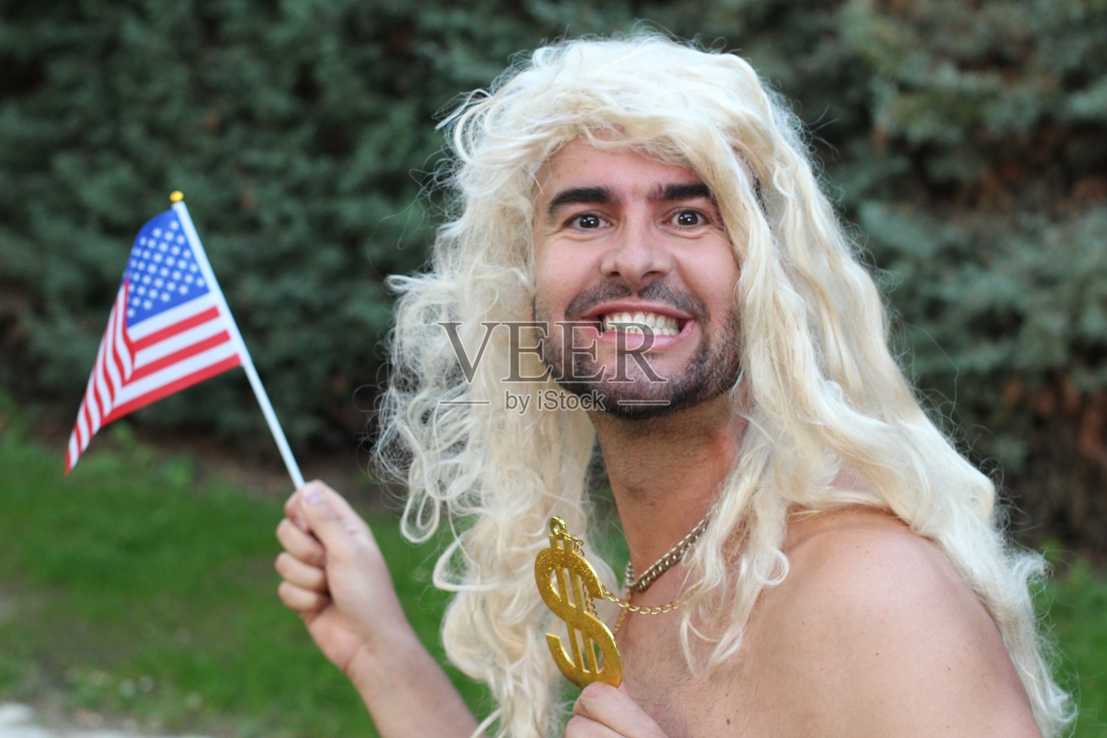 迷恋金钱的金发美国男人照片摄影图片