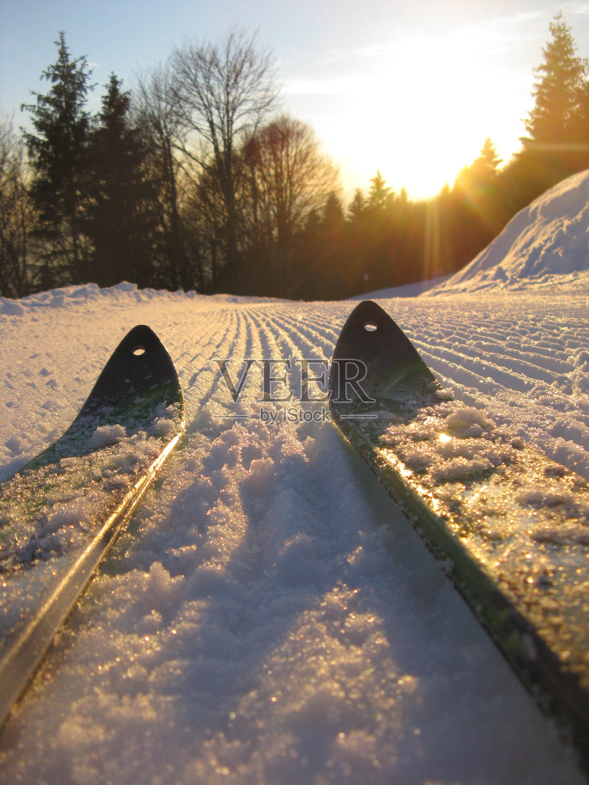 新打磨的带有滑雪板的滑雪场照片摄影图片