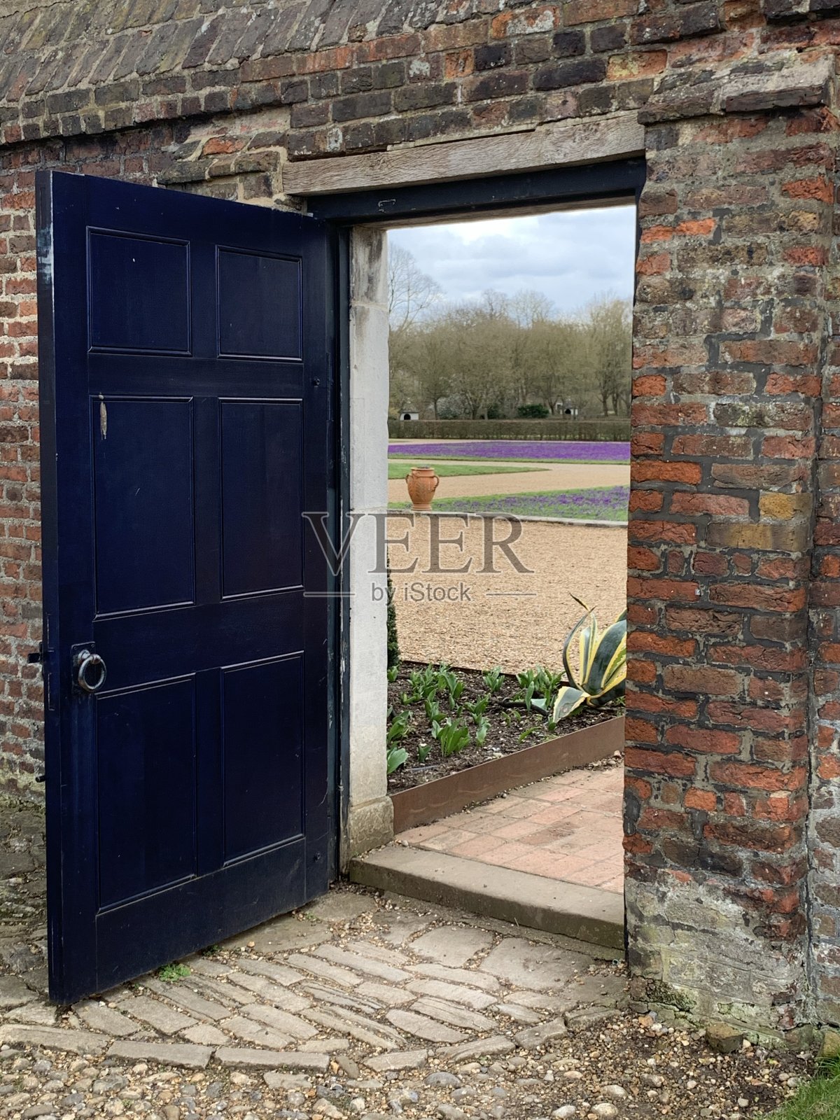 门口进入正式的花园与春天球茎照片摄影图片