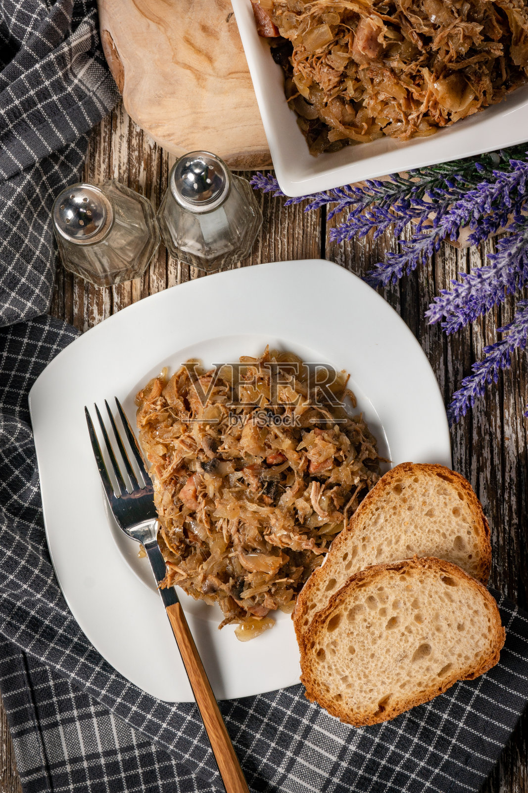 炖泡菜配肉、干蘑菇和香肠。照片摄影图片