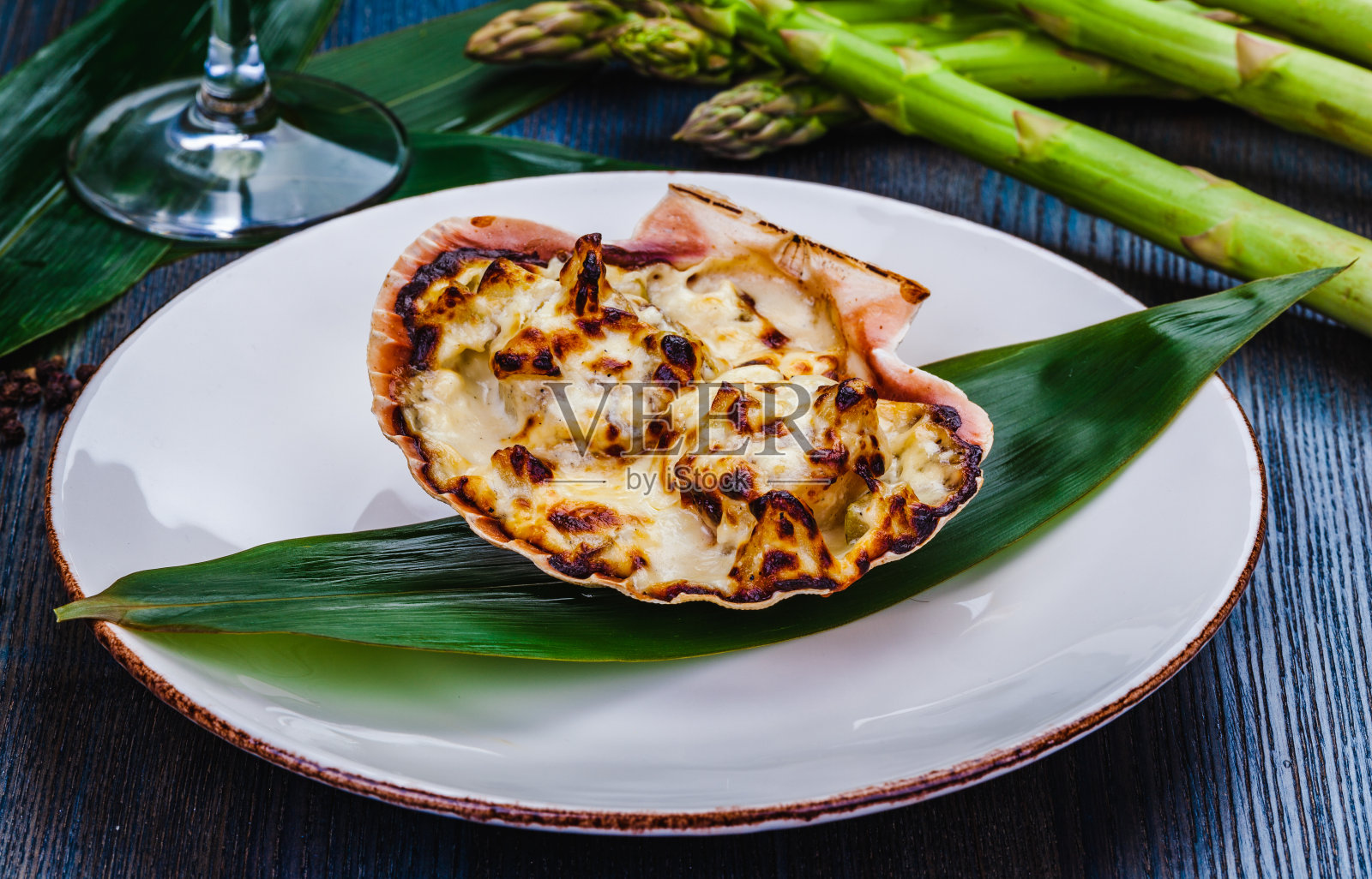 芝士焗扇贝,装于贝壳中照片摄影图片