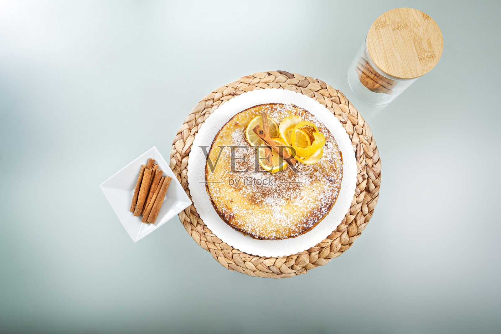 俯视图大米布丁芝士蛋糕,柠檬和肉桂照片摄影图片