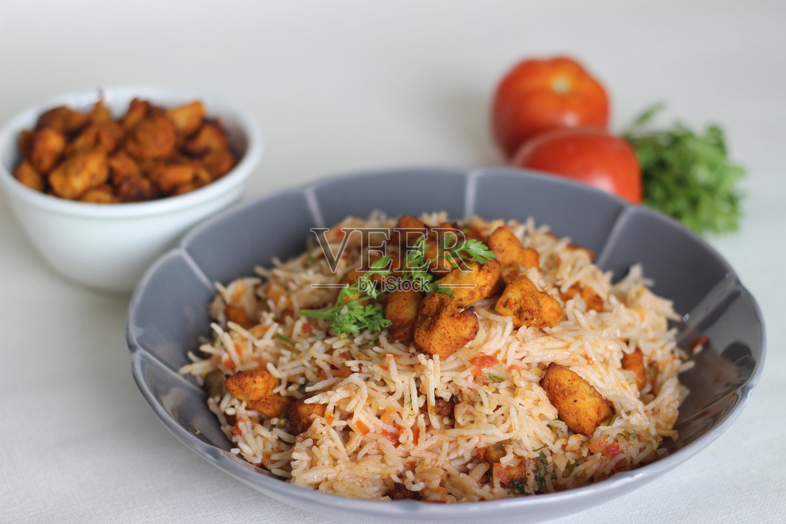 番茄饭配瑞塔和空气炸无骨鸡照片摄影图片