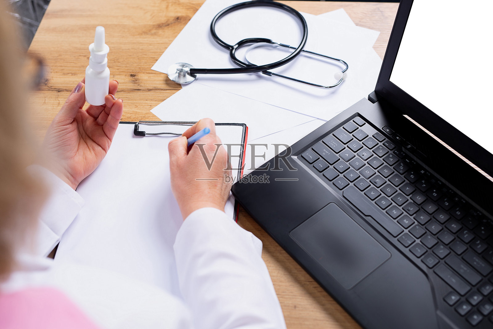 在线医疗咨询。医疗保健的概念。医疗保险远程医疗处方诊断现代医生从剪贴板进入在线诊断数据库,手持空白鼻喷剂照片摄影图片