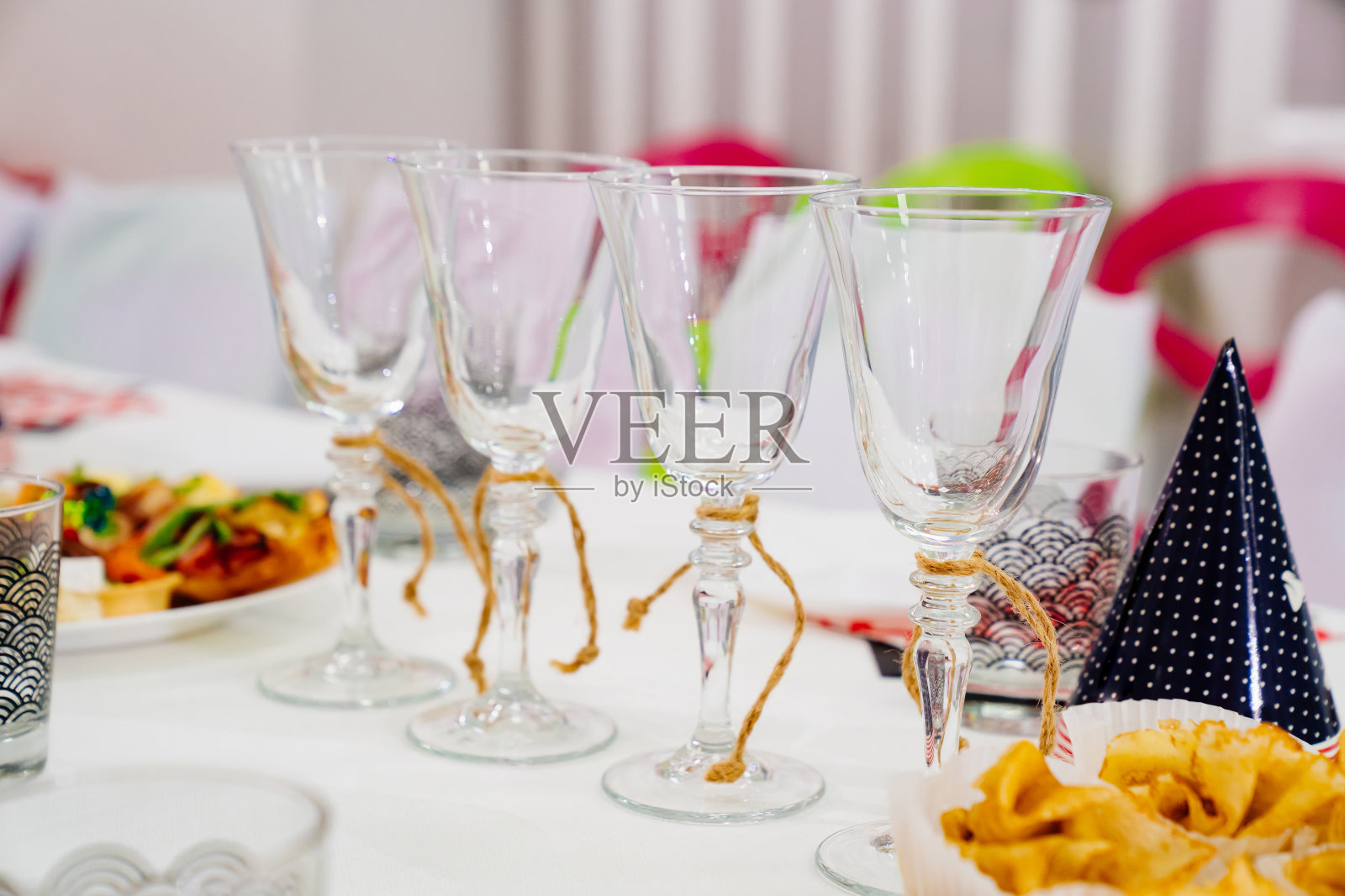 桌子上为孩子们准备的空杯子。照片摄影图片