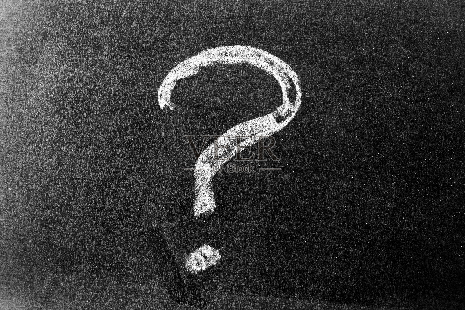 白色粉笔在黑板背景上以问号形状手绘照片摄影图片