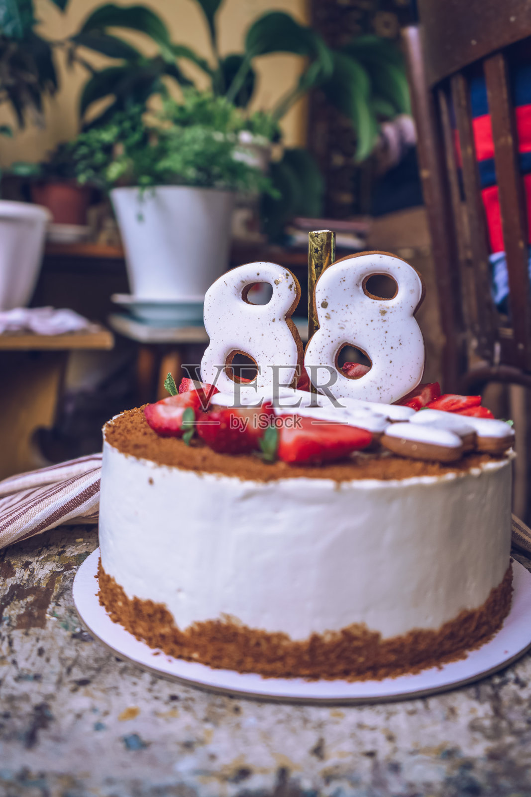 侧面自制的生日蛋糕上有88个可食用数字和年份写在俄罗斯照片摄影图片