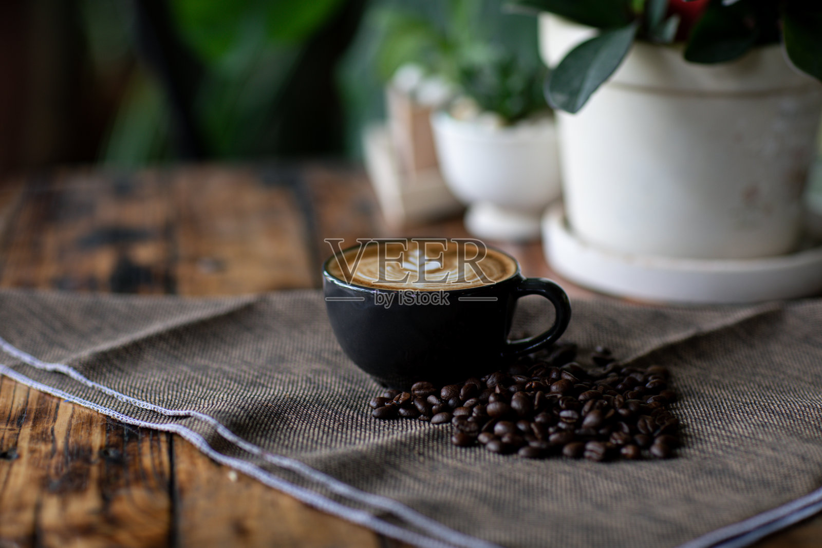 在咖啡店休息和享受咖啡的背景。照片摄影图片