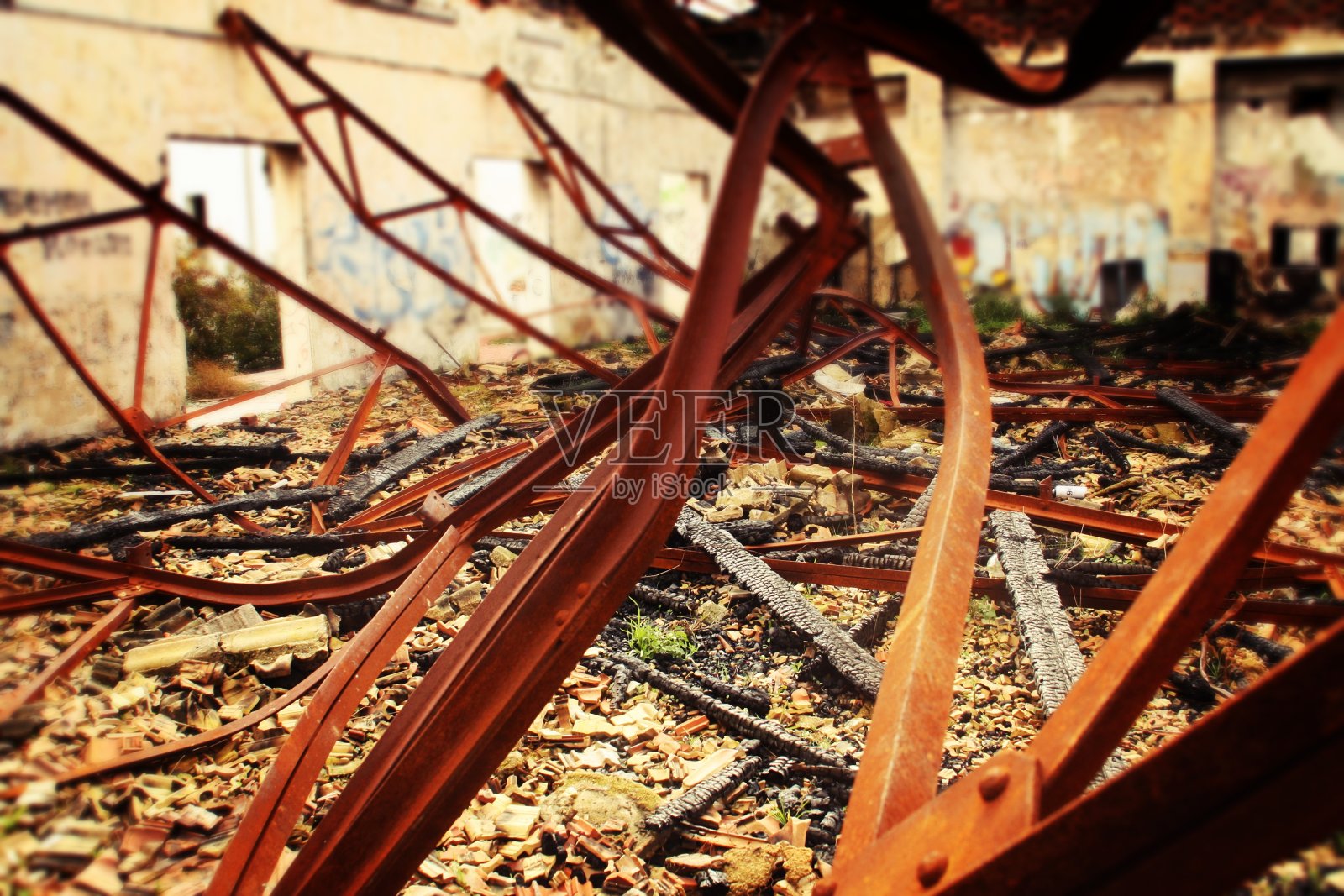 火灾后倒塌的屋顶。照片摄影图片