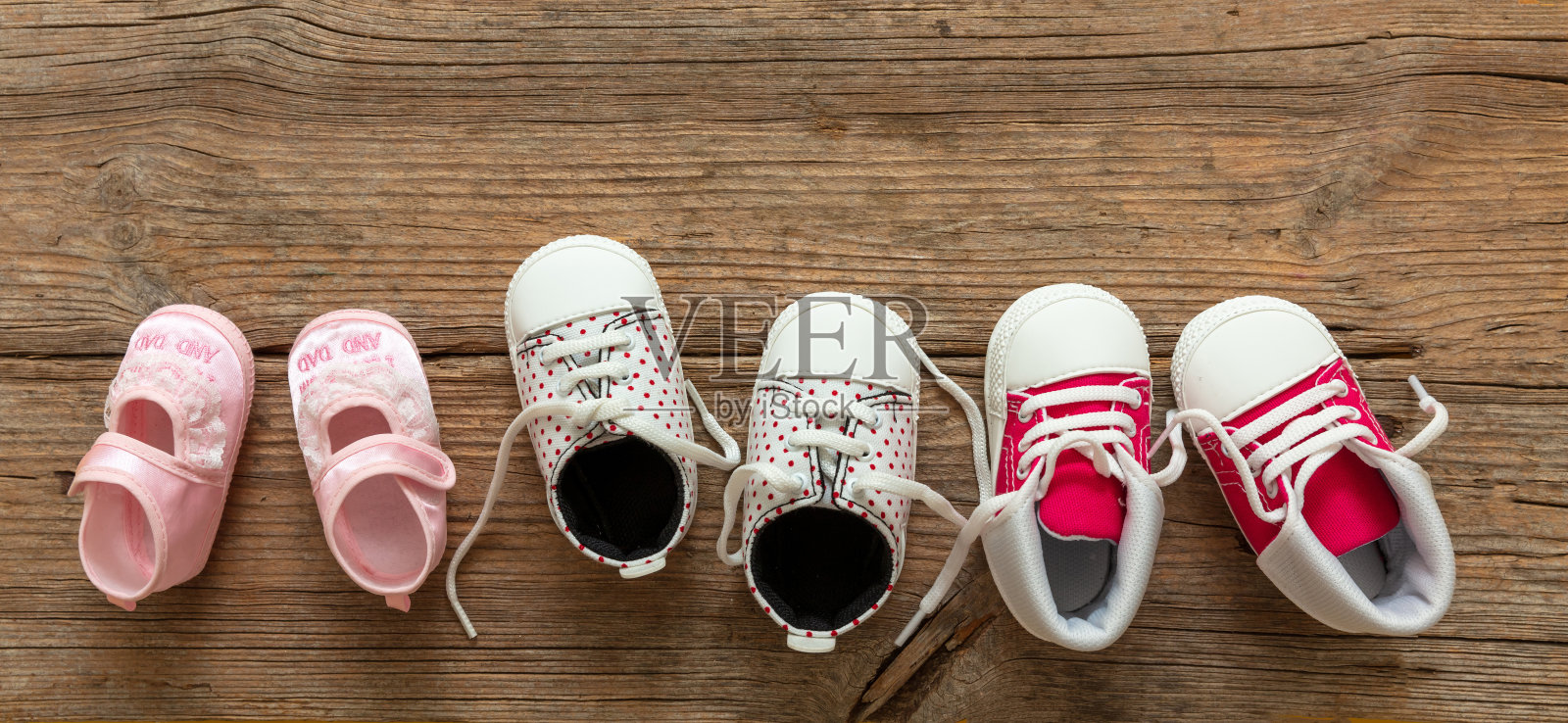 小女孩的鞋子种类繁多,木质背景,俯视图照片摄影图片