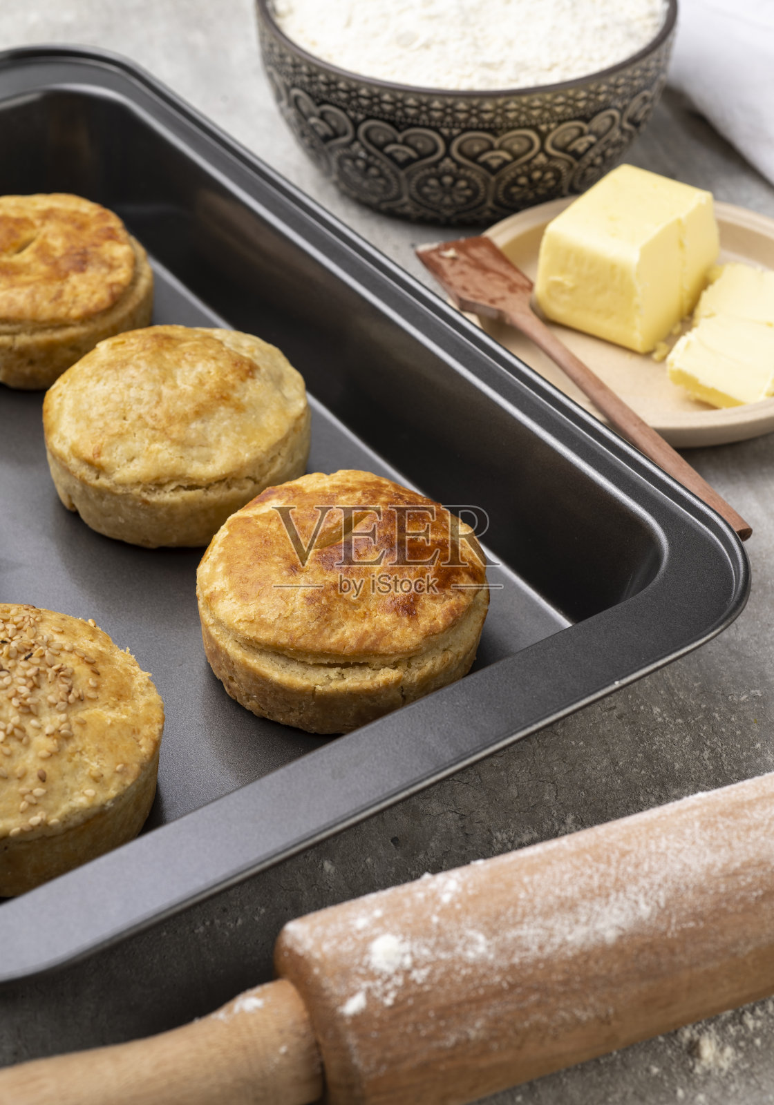 把自制的派放在烤盘里,配上配料照片摄影图片