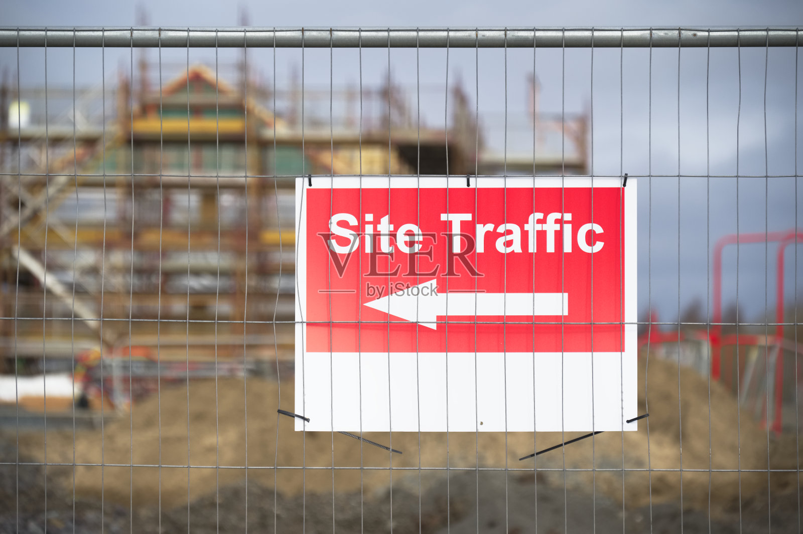 工地入口的工地交通方向标志照片摄影图片