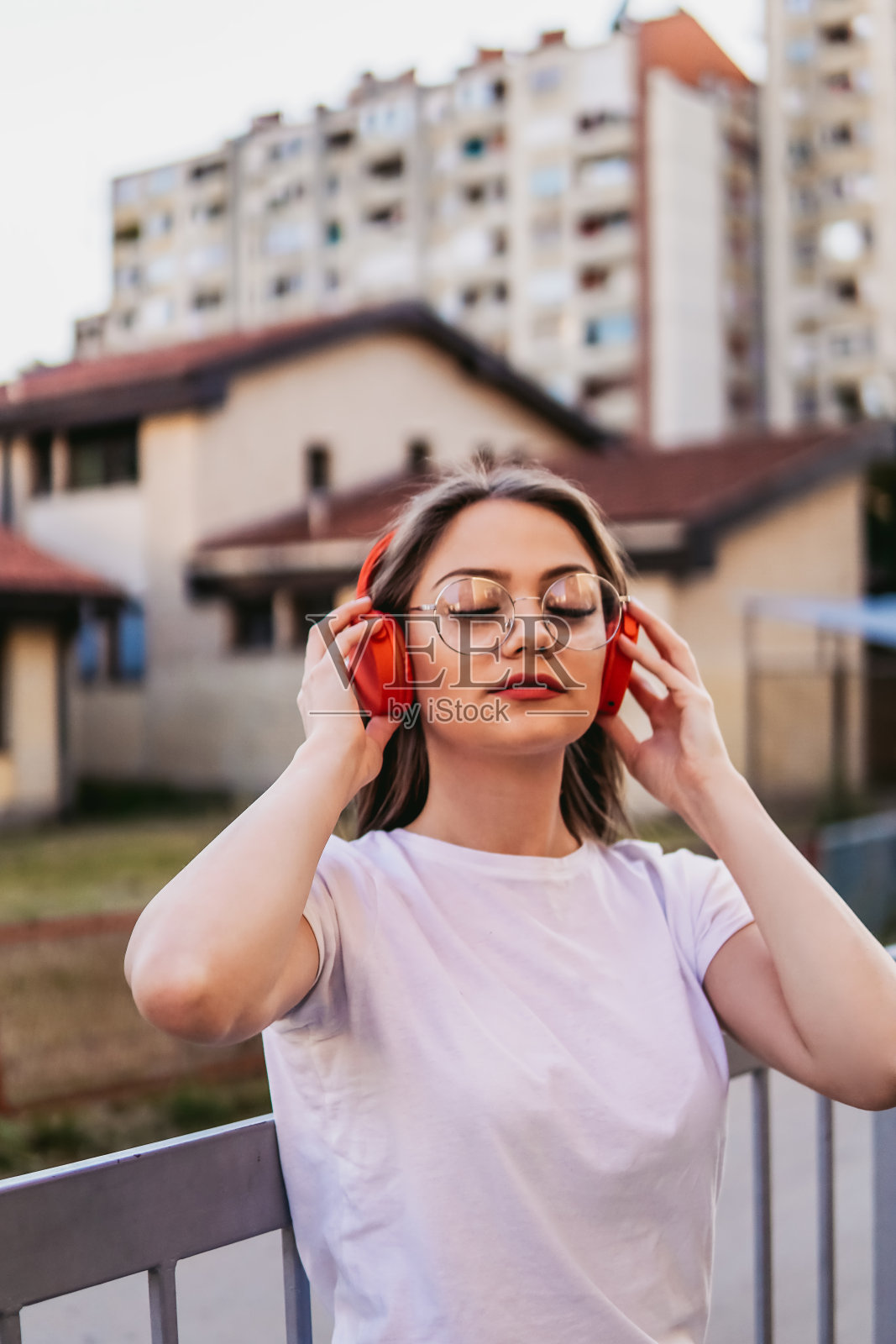 欣赏音乐的美女照片摄影图片
