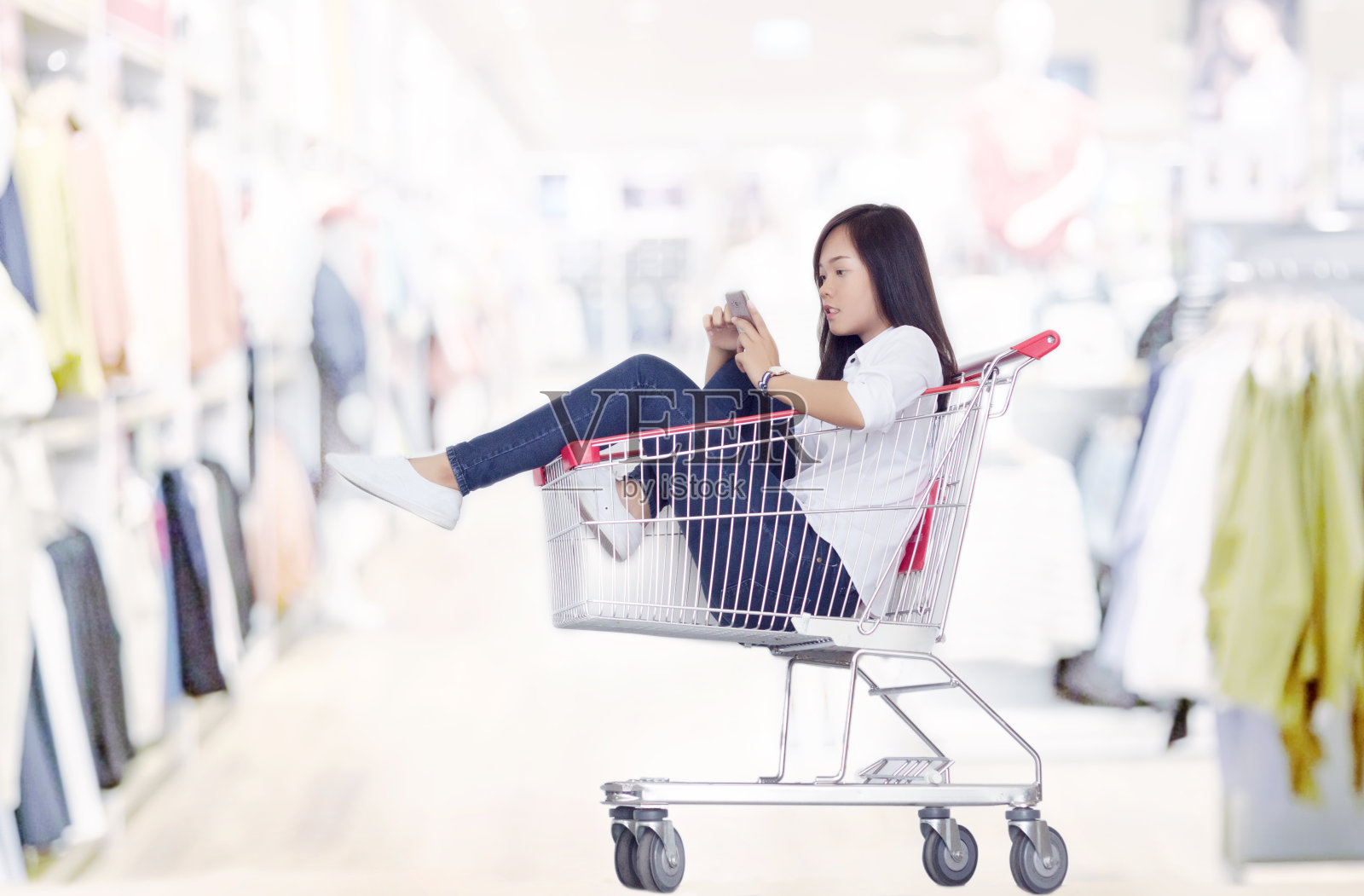 亚洲女人用手机在线购物照片摄影图片