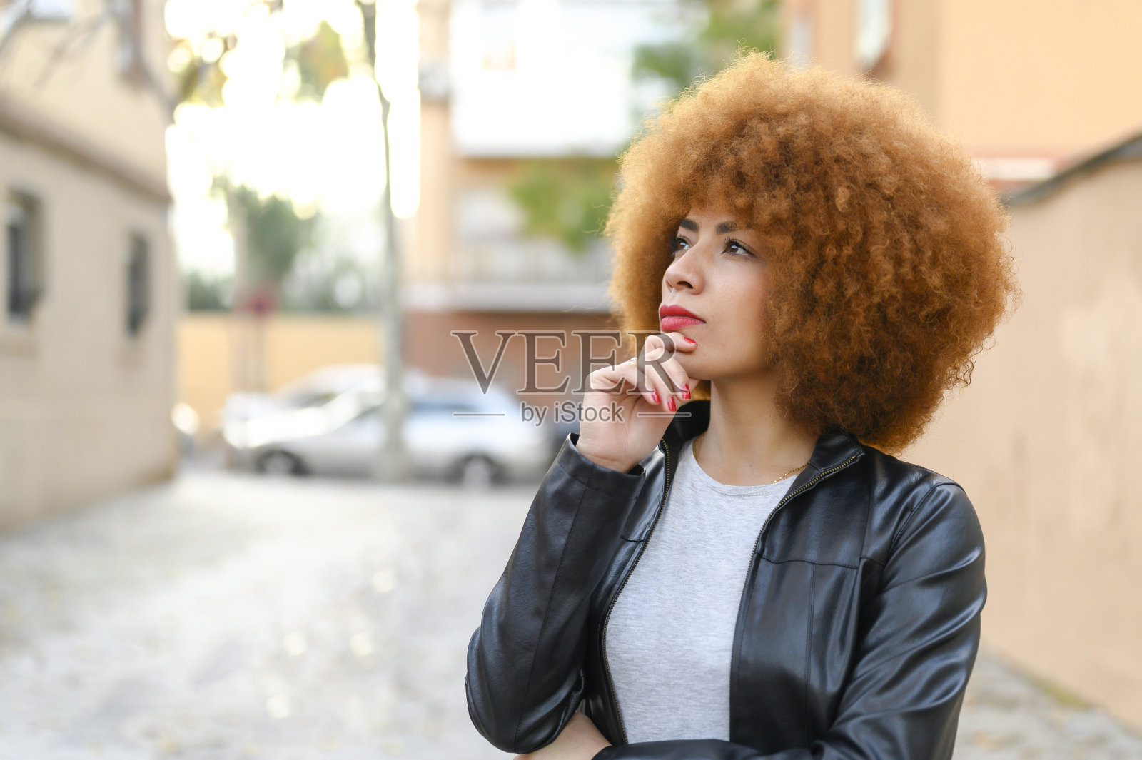 一个严肃的女人在街上好奇地望着一边照片摄影图片