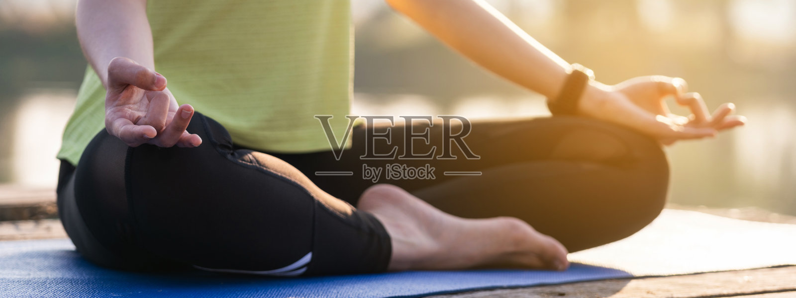 一个年轻的亚洲美丽的女人练习瑜伽和冥想在户外的莲花姿势在早上的湖放松和平静的心。和谐与冥想理念。照片摄影图片