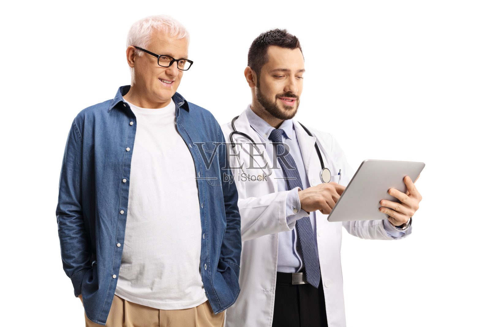 一名男医生向一名成熟的男性病人展示一款数字平板电脑照片摄影图片