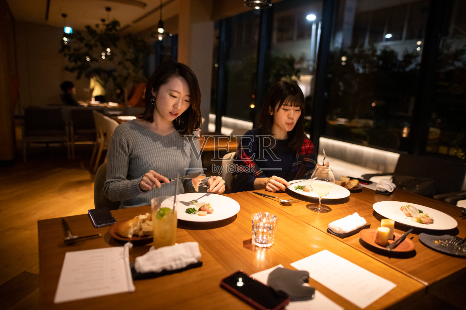 年轻的女性朋友在高级餐厅用餐照片摄影图片