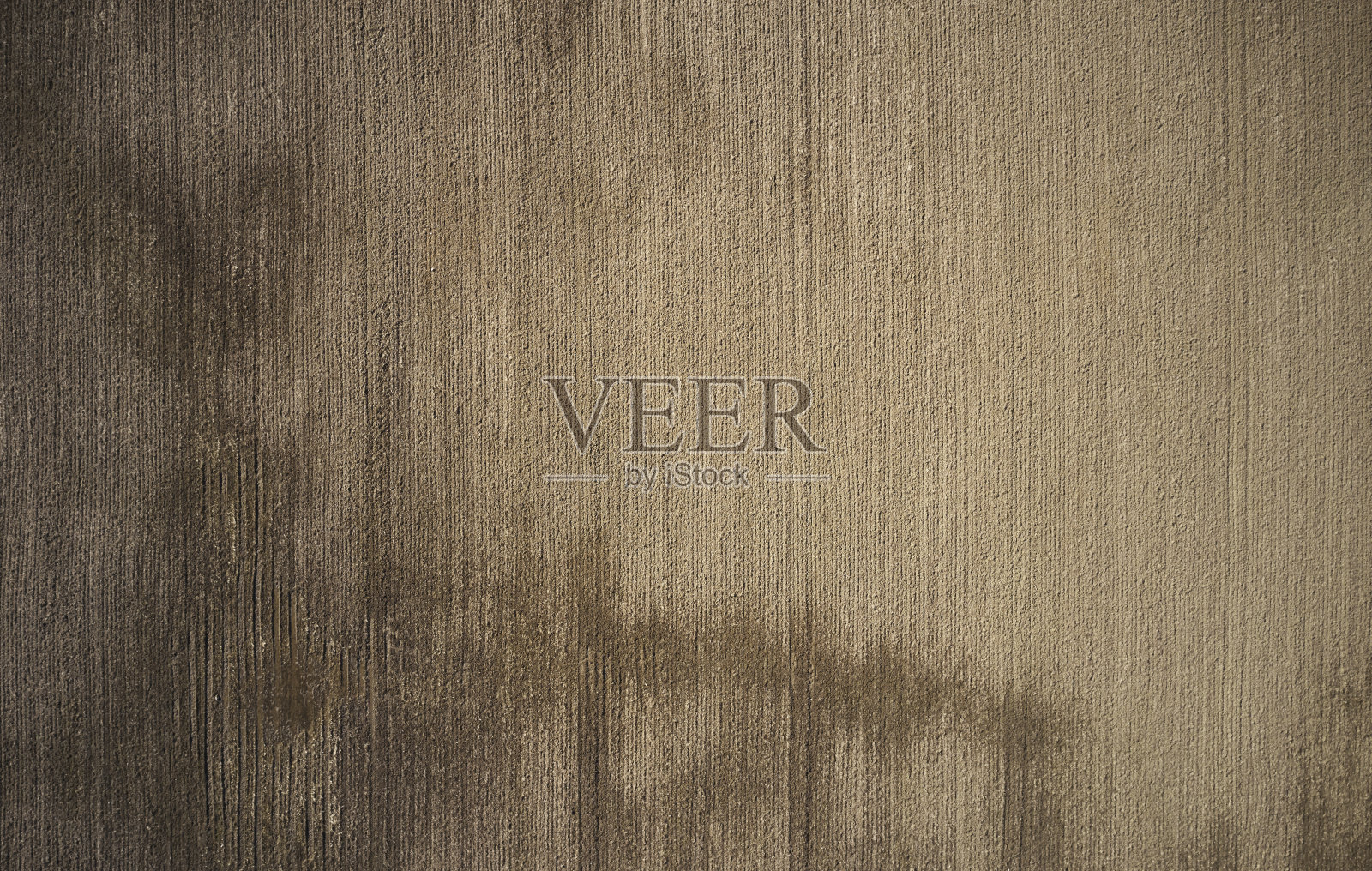 就在耕地的正上方照片摄影图片