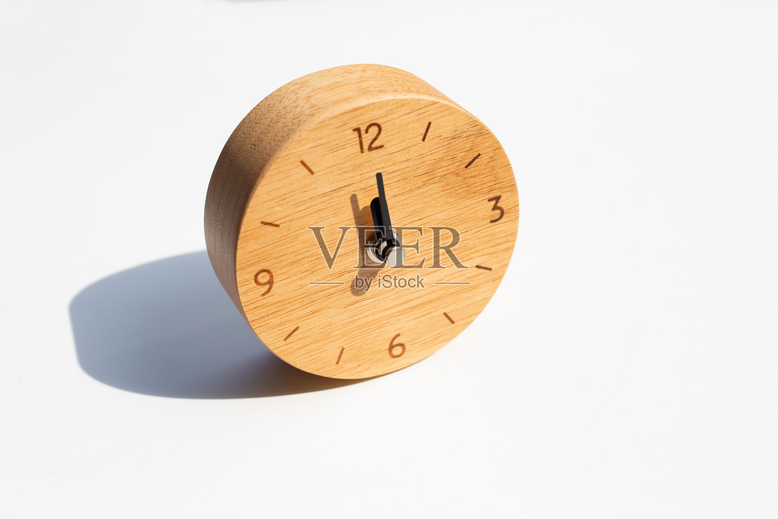 白色背景上的木制时钟。照片摄影图片