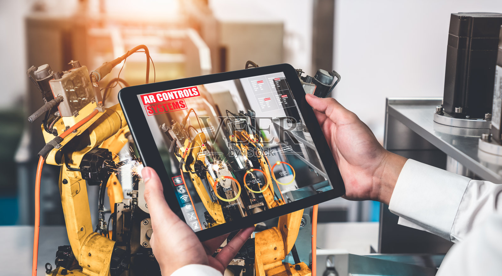 工程师通过增强现实工业技术控制机械臂照片摄影图片