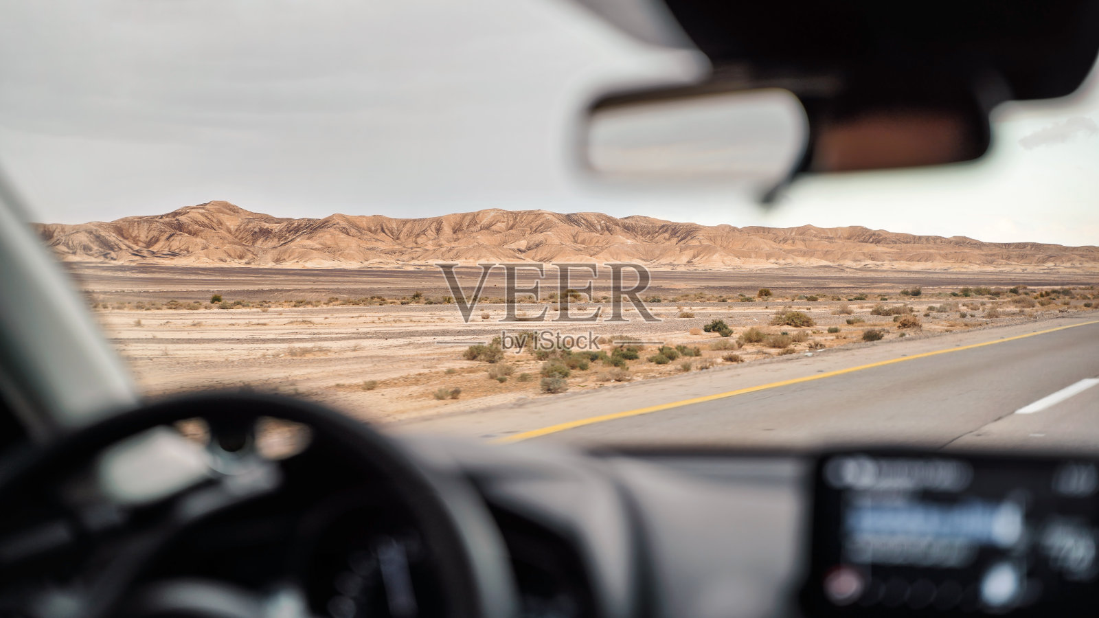 从副驾驶座位看在以色列贝尔梅努哈地区沙漠中行驶照片摄影图片