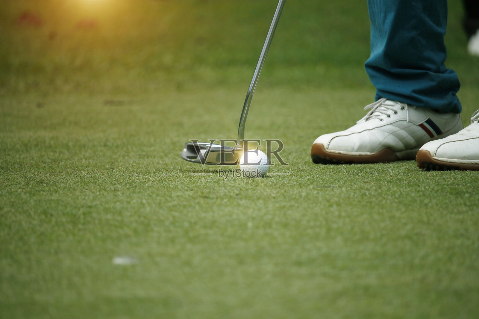 高尔夫球手们在晚间高尔夫球场打高尔夫球照片摄影图片