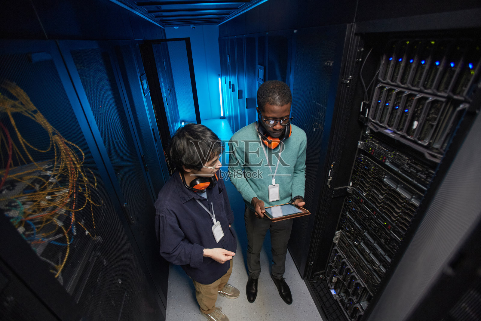 2位数据中心网络工程师照片摄影图片