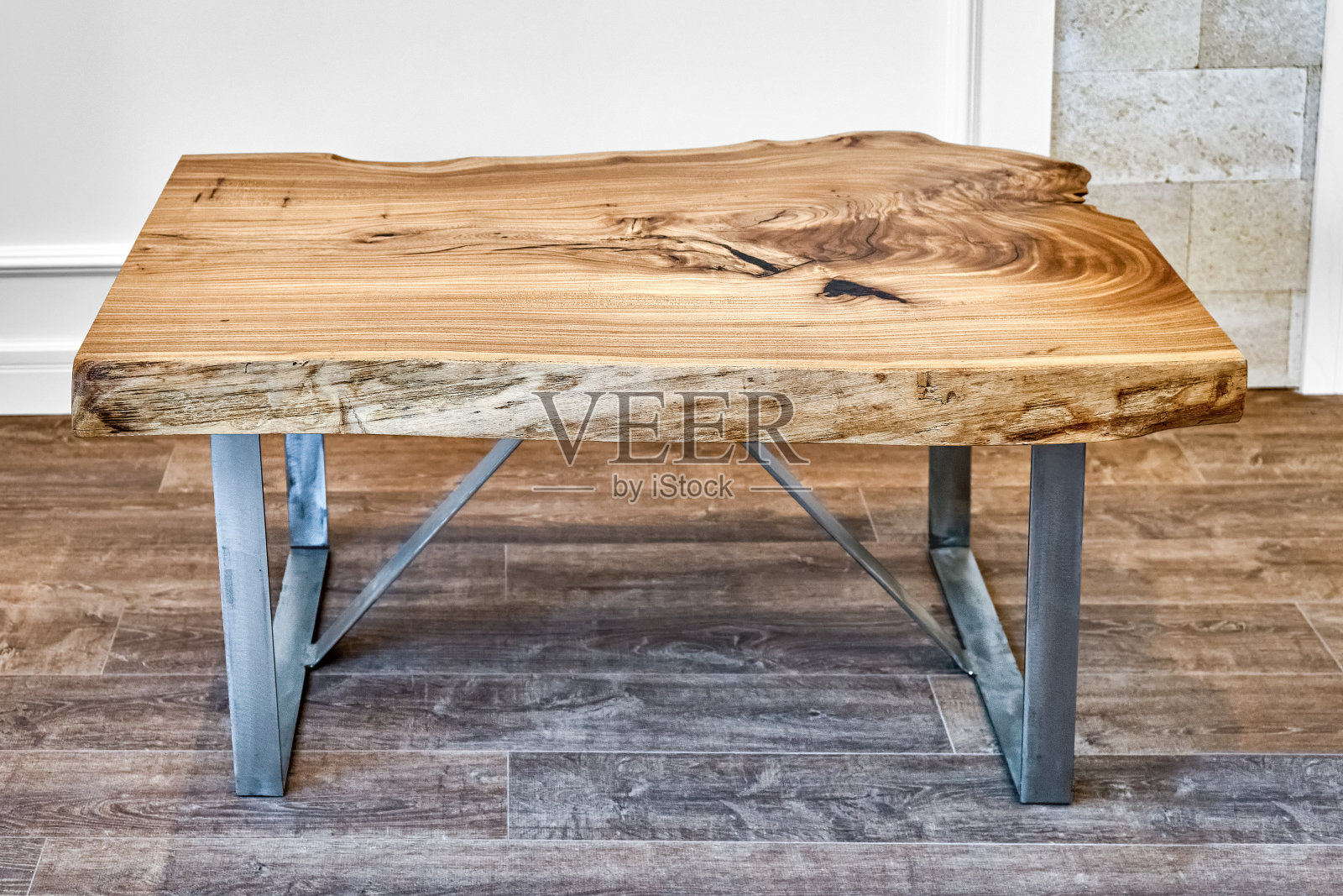 活边榆板咖啡桌与金属底座照片摄影图片