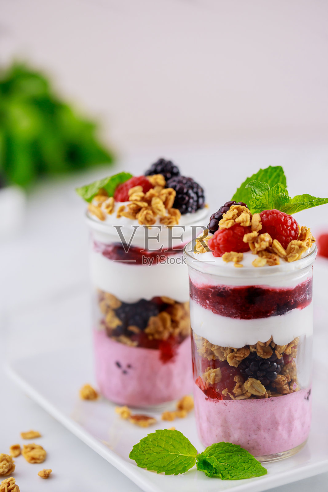 意大利干酪配浆果,希腊酸奶和格兰诺拉麦片。照片摄影图片