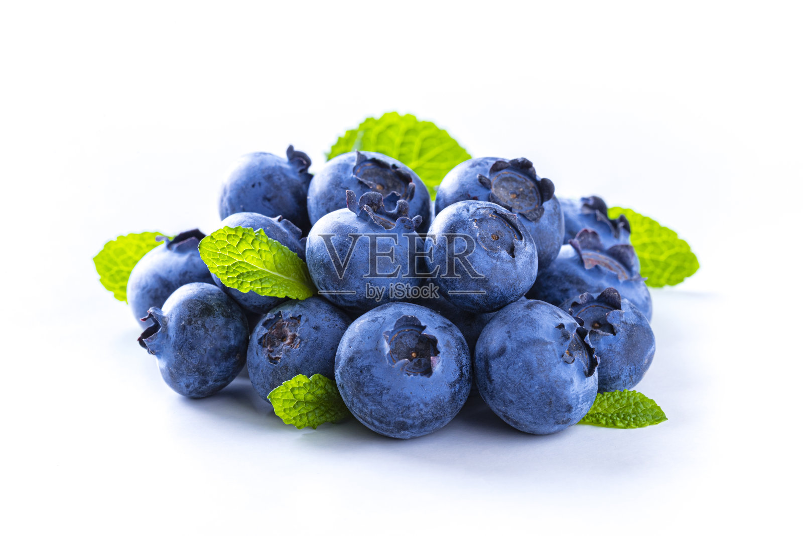 在白色背景上分离出的一组新鲜蓝莓照片摄影图片