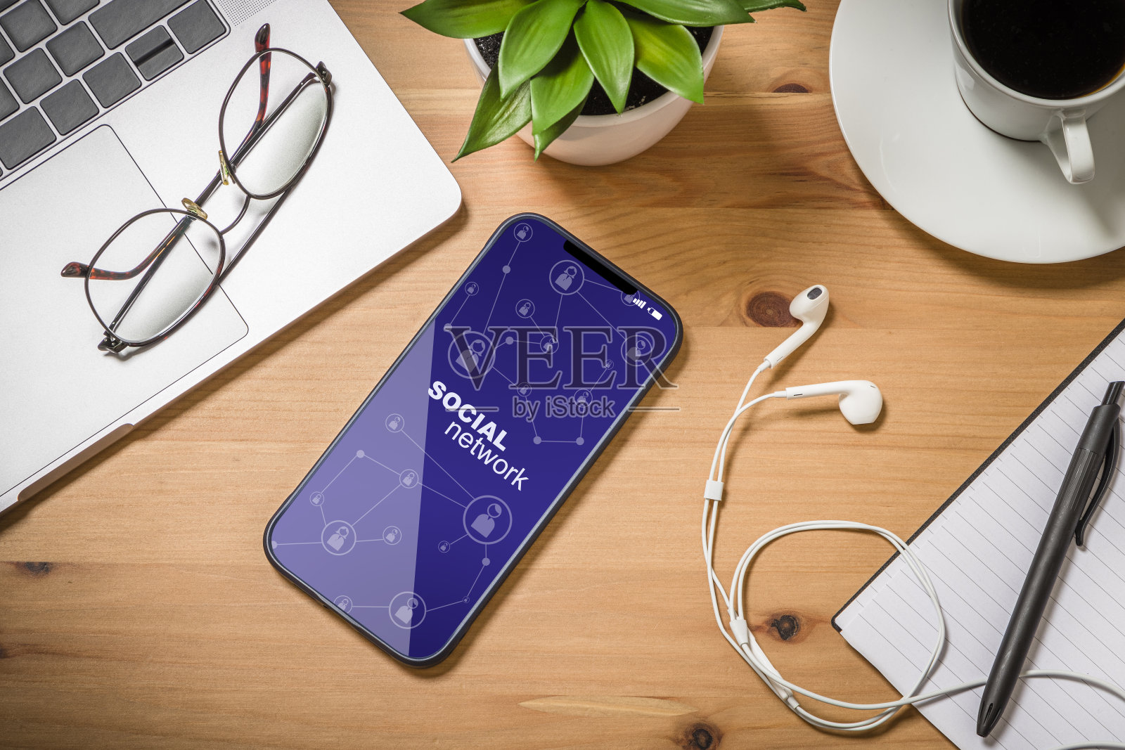 智能手机屏幕上的社交网络移动应用程序照片摄影图片