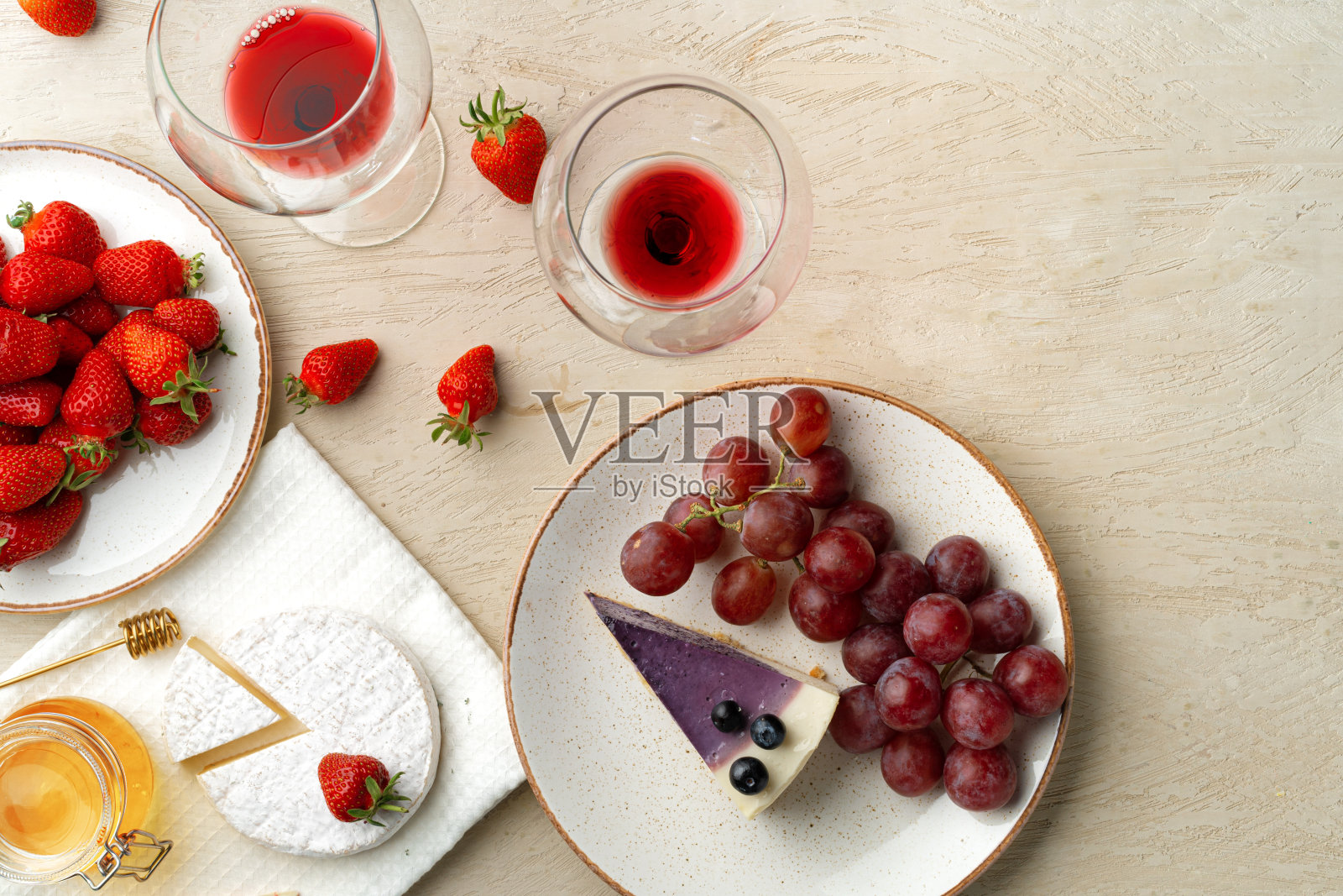 搭配草莓,葡萄,奶酪和蓝莓芝士蛋糕照片摄影图片