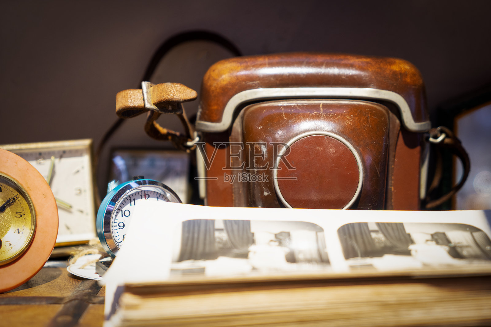 桌上的老式相机照片摄影图片