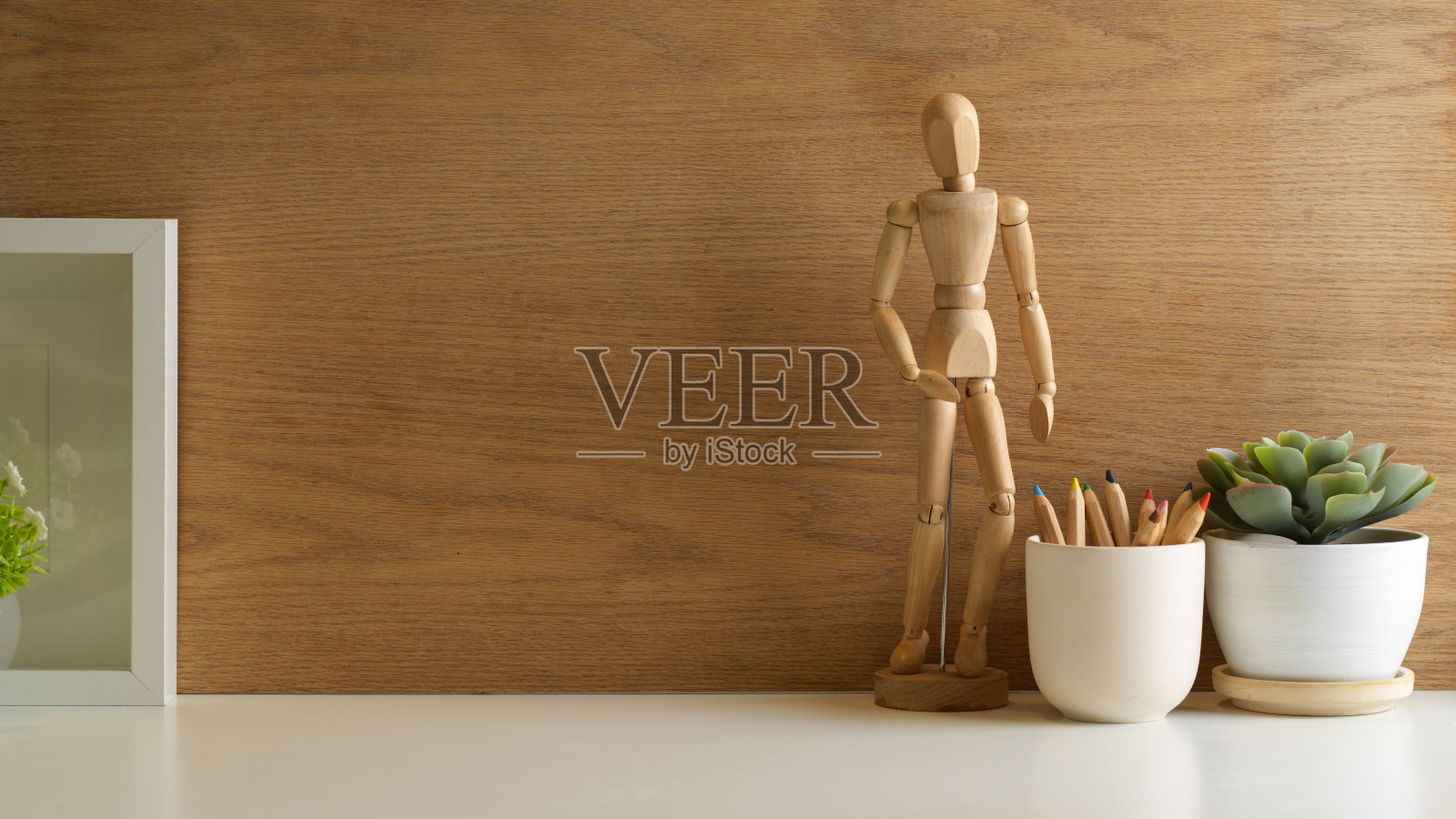 特写的桌子与复制空间,木制的人物,铅笔,花盆和框架照片摄影图片
