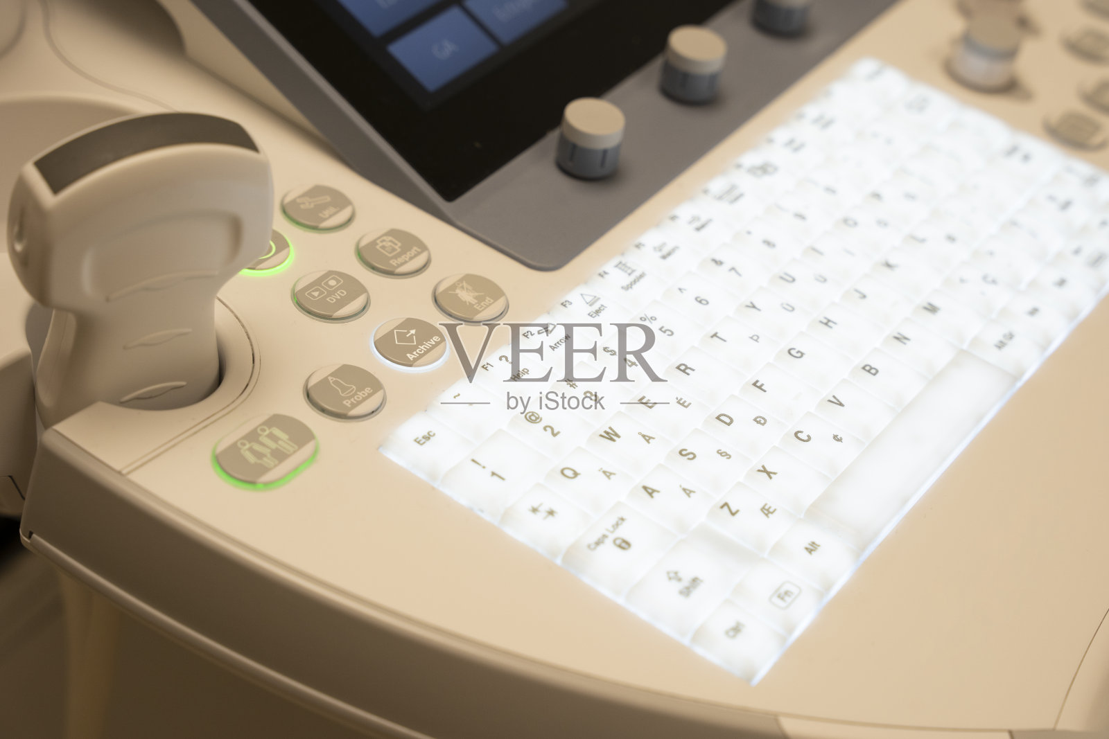 近距离观察超声仪键盘上发光的按键。照片摄影图片