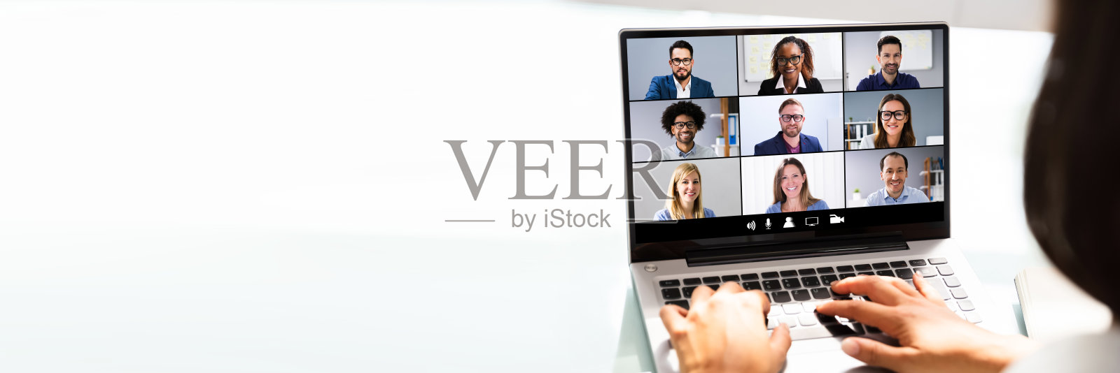 在笔记本电脑上使用电子表格的女商人照片摄影图片