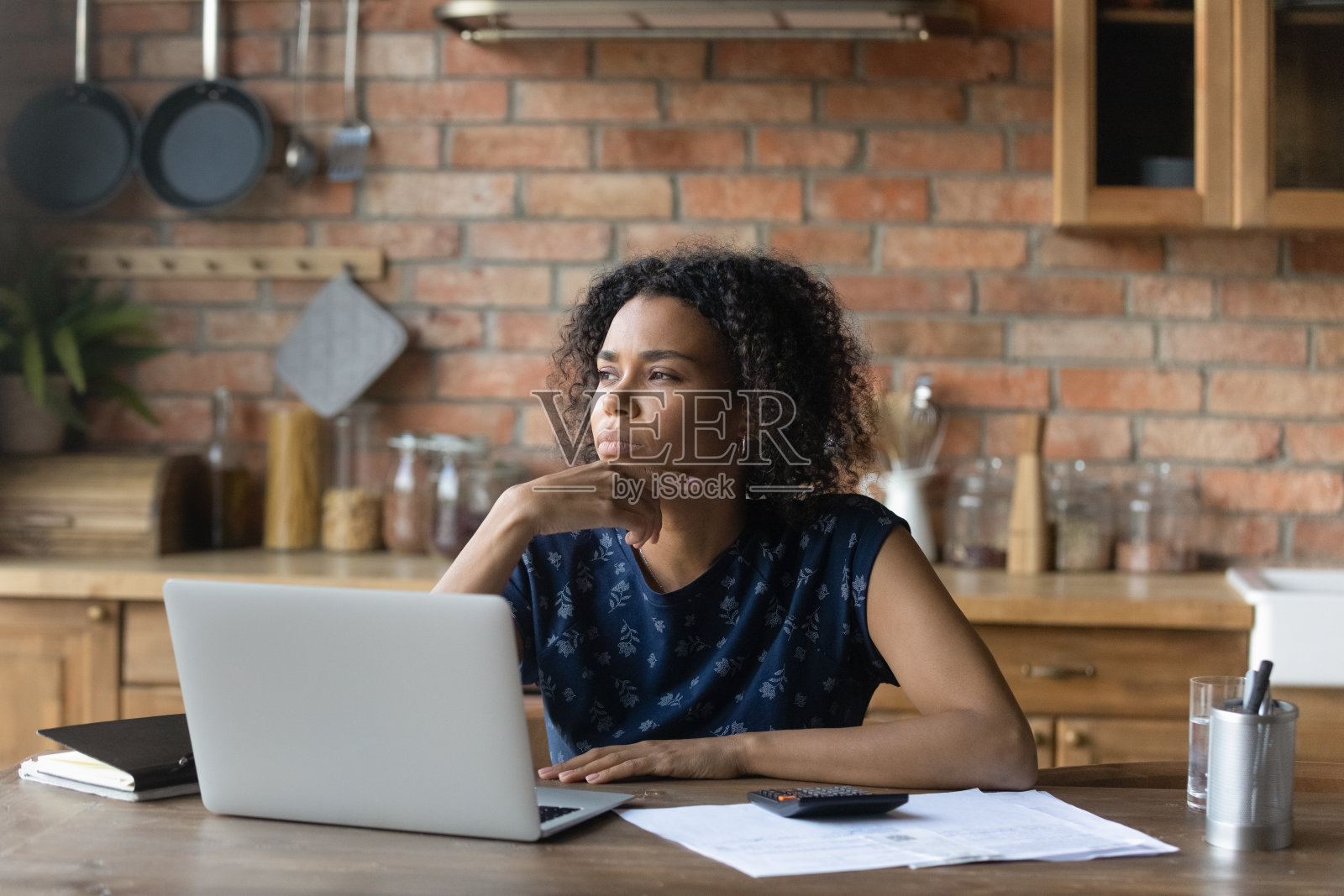 近距离观察有思想的非洲裔美国妇女,她抚摸着下巴照片摄影图片